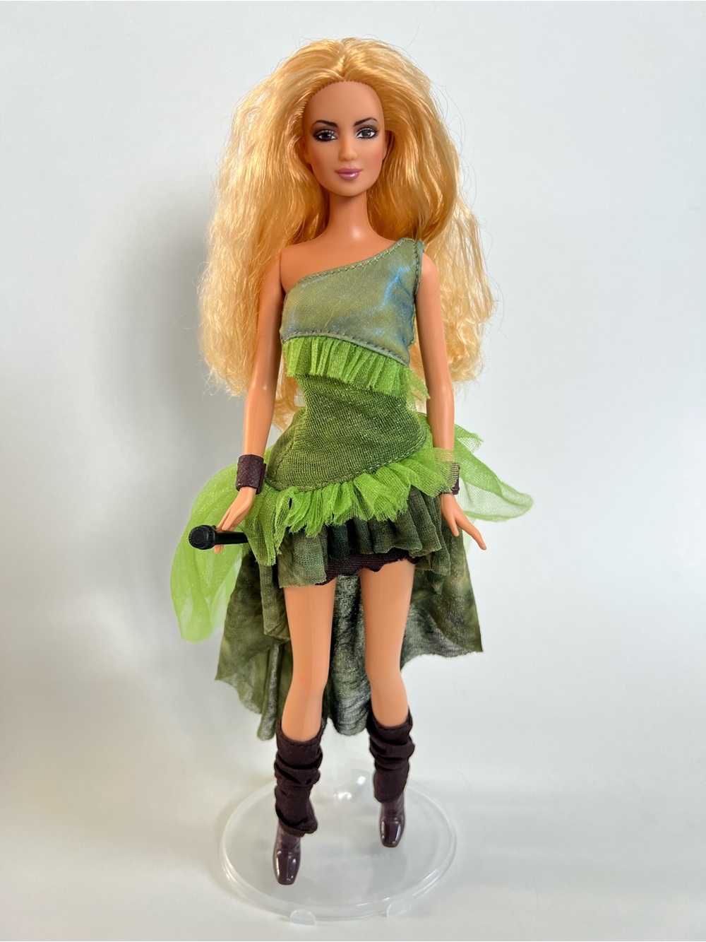 2003 B7633 Mattel Shakira Barbie doll green awards dress